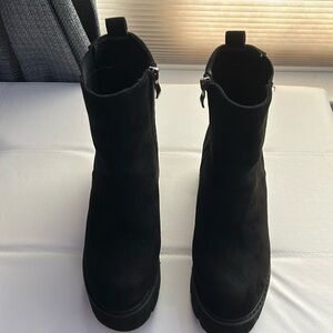 size eur 39, black suede